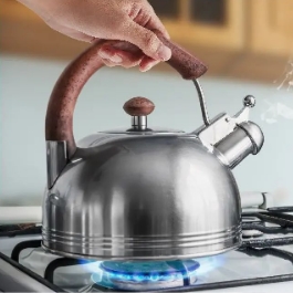 Pava calentándose en una cocina apta para gas envasado de butano o propano. YPF Gas.